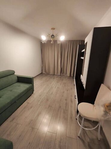 срочно продаётся 1 комнатная квартира в районе ошского рынка по улице молодая гвардия токтогула: 1 комната, 33 м², 104 серия, 3 этаж, Косметический ремонт