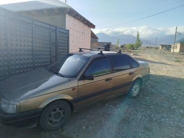 дом на калеса: Volkswagen Passat: 1989 г., 1.8 л, Бензин, Седан
