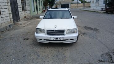 гигант мерс бишкек: Ağ rəngli Mercedes-Benz C-Class sedan, dörd qapılı dizayna və lyuka