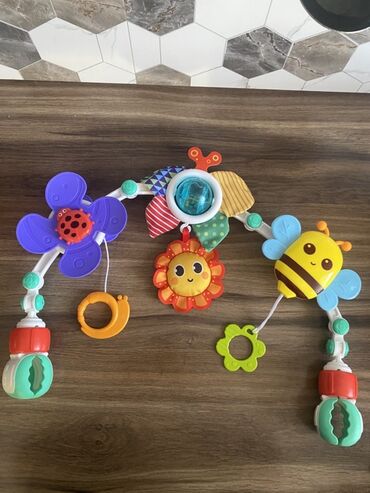 игрушка с пледом внутри: Дуга-игрушка для коляски/кроватки/автокресла с подвесками - Яркая