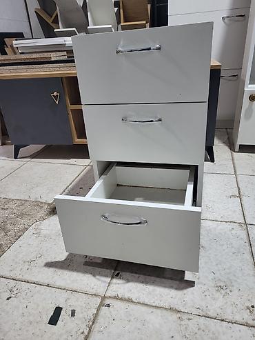 Офисные шкафы: Tumbuckalar yenidir hündürlük 65 sm eni və dərinlik 40 sm . təkərli — 3