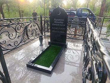 могильные оградки: Памятники из красного гранита с фотокерамикой - Материал: натуральный — 10