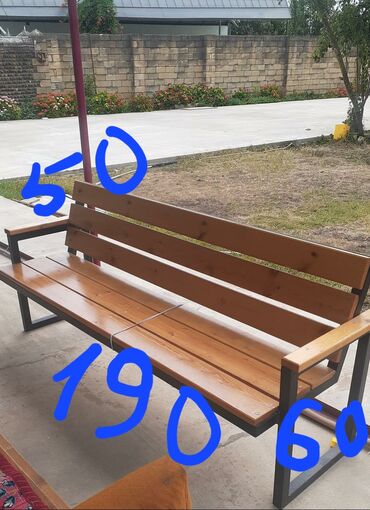 ucuz stolar: Taxta oturacağı və metal çərçivəsi olan rahat skamya. Bağda, həyətdə