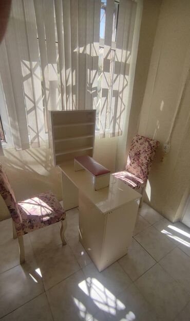 стол со стульями: Б/у, Стол для маникюра, Без зеркала