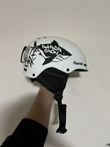 Лыжные ботинки: Продаю качественные лыжи. Подарили в прошлом году, использовал всего — 7