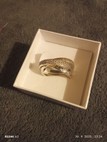 Prstenje: Srebrne minđuše sa kukicom i privjeskom u obliku suze. Centralni deo na lalafo.rs — 30 Prstenje: Srebrne minđuše sa kukicom i privjeskom u obliku suze. Centralni deo — 30