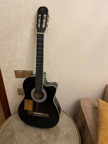 Digər: Gitara, yaxsi veziyyetde. Az islenib