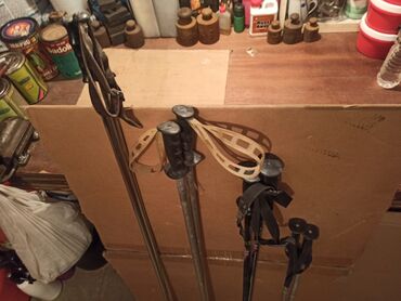 Oprema za skijanje: Četiri para skija različitih dužina i stanja. Detaljnije u — 2