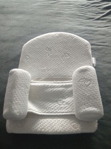 садик продаю: Продаю подушку для новорожденных покупали за 1800 с отдам за 600 с