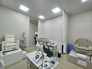 Коммерциялык мүлк: Срочно! Продаю, Ком.пом.,147кв., 1 этаж, 7 мкр, ЖК Мега — 5