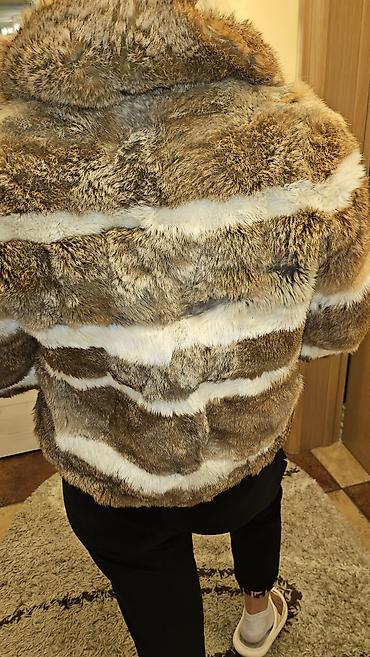 Krzneni kaputi: Ženska bunda/kaput od pravog krzna, kratkog kroja (dužina do kukova) — 7