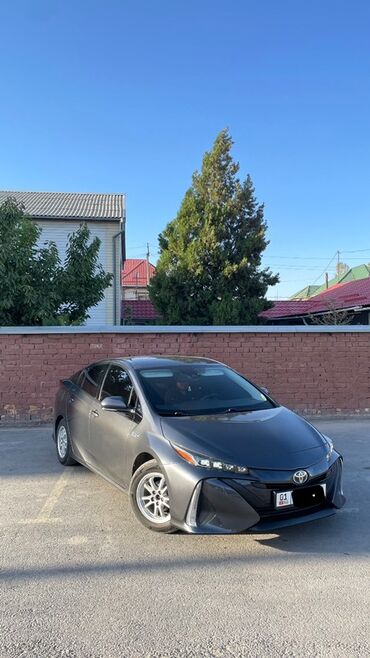 гибрид машина купить: Toyota Prius Prime (Plug-in Hybrid), темно‑серый хэтчбек. Ключевые