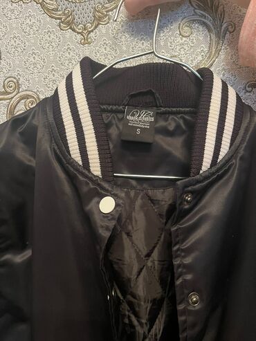 bir qadin 370: Женская куртка S (EU 36), M (EU 38), цвет - Черный