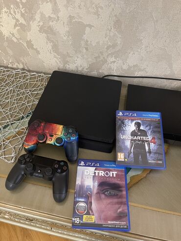 playstation 5 oyunları: PS4 Slim 1Tb yaddash + 2 joystick ve 2 oyun diski (disklerin barteri