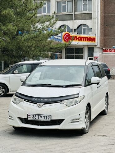 панель торпедо камри 30: Белый минивэн Toyota Estima. Этот автомобиль подходит для семейных