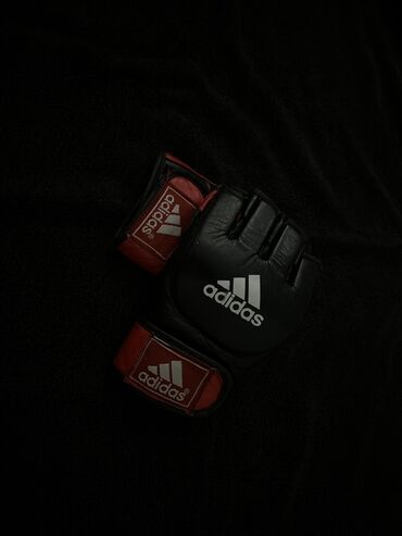 шорты венум для мма: Перчатки для ММА от Adidas, выполненные в черном цвете с красными