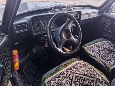 авто набор: Автомобиль ВАЗ-2107 черного цвета, четырехдверный седан, оснащенный