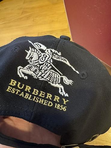 Головные уборы: Burberry kepkası – qara rəngdə, klassik baseball kəsimi. - Ön hissədə — 2