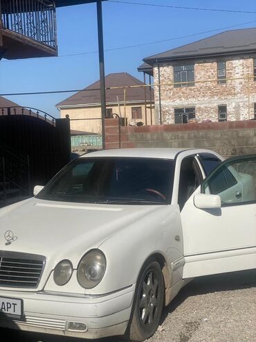 руль мерседесе: Продается автомобиль Mercedes-Benz E320 в белом цвете. Этот седан