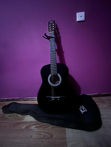 Gitaralar: Klassik akustik gitara – qara rəngdə, parlaq örtüklü korpus. 6 simli — 1