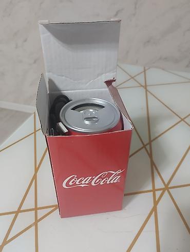 a 12 kabrolari: Coca‑Cola dizaynlı portativ MP3 pleyer və mini dinamik. ( Cola — 4