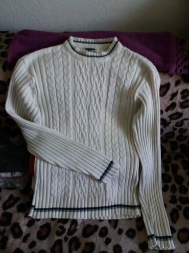 свитер военный: Пуловер сливочного цвета. Размер на ярлычке 
250сом