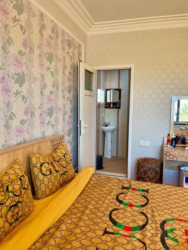 Həyət evləri və villaların satışı: 2 mərtəbəli həyət evi. Binə qəsəbəsi mərkəzdə.4 otaq, 3 hamam tualet — 20