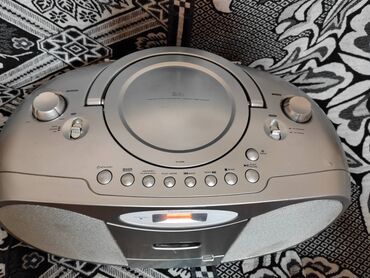 Zvučnici i stereo sistemi: Radio kasetofon i cd-----potpuno je ispravan osim sto cd ne radi