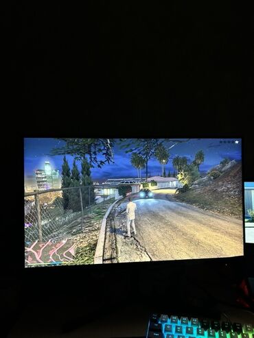 Monitorlar: Qara rəngli, nazik çərçivəli Xiaomi monitoru. Ofis işləri və evdə