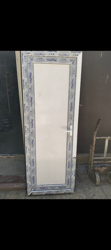 Plastik qapılar: Ağ rəngdə, MegaPen markalı PVC qapı. Praktik və davamlı materialdan