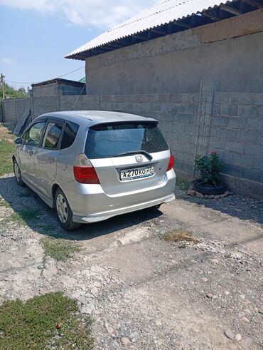 рассрочка машина фит: Серебристый автомобиль Honda Fit, модель хэтчбек, с пятидверным