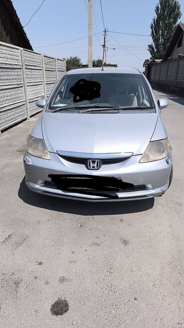 машина на кридит: Автомобиль Honda City серебристого цвета, представленный в кузове