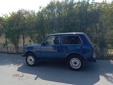 reduktur: Lada Niva (VAZ 2121) – mavi rəngli, 3 qapılı off-road SUV — 6