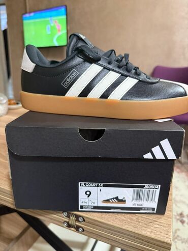 Krasofkalar və idman ayaqqabıları: Orginal adidas yenidi, Amerikadan sifariş olunub. ölçüsü kiçik oldugu