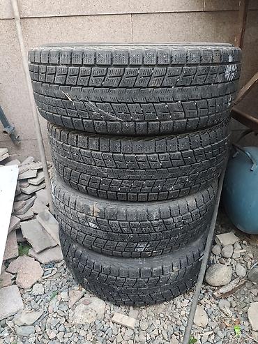 Шины: Комплект зимних шин 225/60 R17. На фото — 4 автомобильные шины без — 1