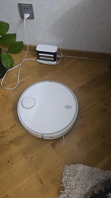 robot tosoran: Ağıllı robot tozsoran – ağ rəngdə, dairəvi korpuslu, dok-stansiya — 1
