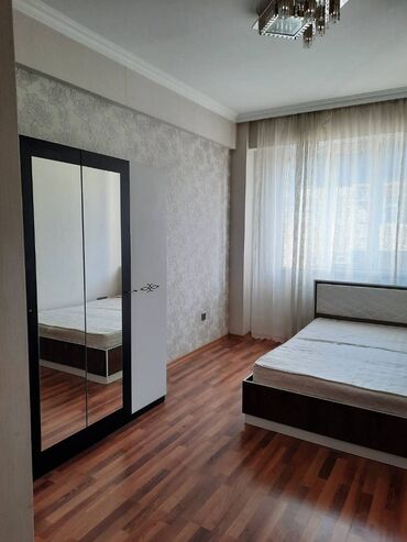 Uzunmüddətli kirayə mənzillər: Kirayə verilir. Ev kristal 1-in girişində yerləşir .Bütün əşyaları — 18