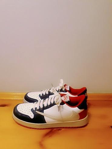 Digər idman və istirahət malları: Ag rengli, qirmizi ve qara detallari olan Nike air idman ayaqqabilari — 3