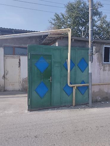 qapi demir qapi seyf qapi: Metall darvaza – yaşıl rəngdə, mavi rombik dekor panelləri ilə — 1