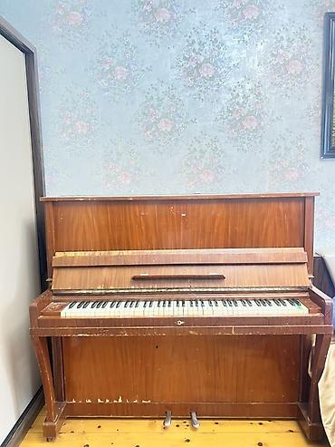 saz ustaları: PULSUZ VERİLİR Upright akustik piano - Korpus: ağac finişli, klassik — 1