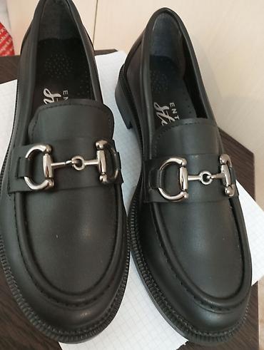 Qadın loaferləri – qara, metal aksesuar detallı - Model: klassik