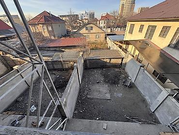 Продажа таунхаусов: 🏡 Таунхаус в центре Бишкека Продается просторный таунхаус площадью — 3