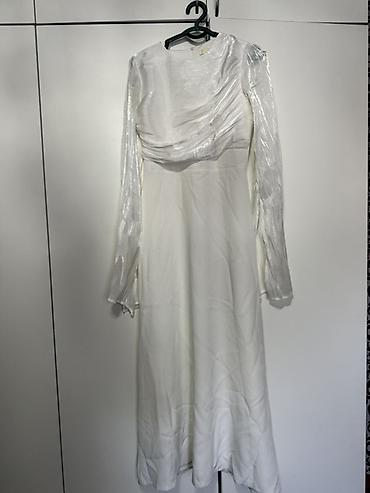 Белое длинное платье с длинными рукавами и драпировкой на лифе
