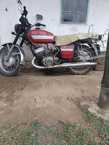 Мотоцикл Jawa 350 (двухцилиндровый 2‑тактный) с баком красного цвета и