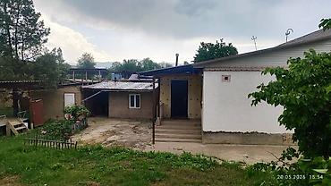 Продажа коттеджей и домов: Продаётся дом с участком в городе Токтогул Уютный, добротный дом для — 2