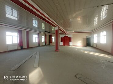 Binalar: Geniş və işıqlı tədbir zalı/kommersiya məkanı. Açıq planlı, sütunlu — 8