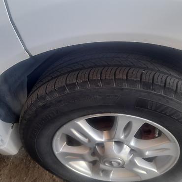 offroad tekerler: Great Wall Hover H3, ağ rəngli, 7 yerlik SUV. Xüsusiyyətlər: - Geniş — 3