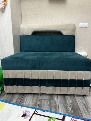 офисный шкаф для документов: Компактный диван с мягким изголовьем и тумбой. Внутри деванчика есть