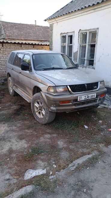 игровые очки: Полноразмерный внедорожник Mitsubishi Pajero Sport серебристого цвета
