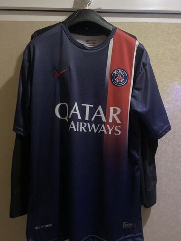 Çadırlar: Paris Saint-Germain futbol komandasının tünd göy və qırmızı rəngli